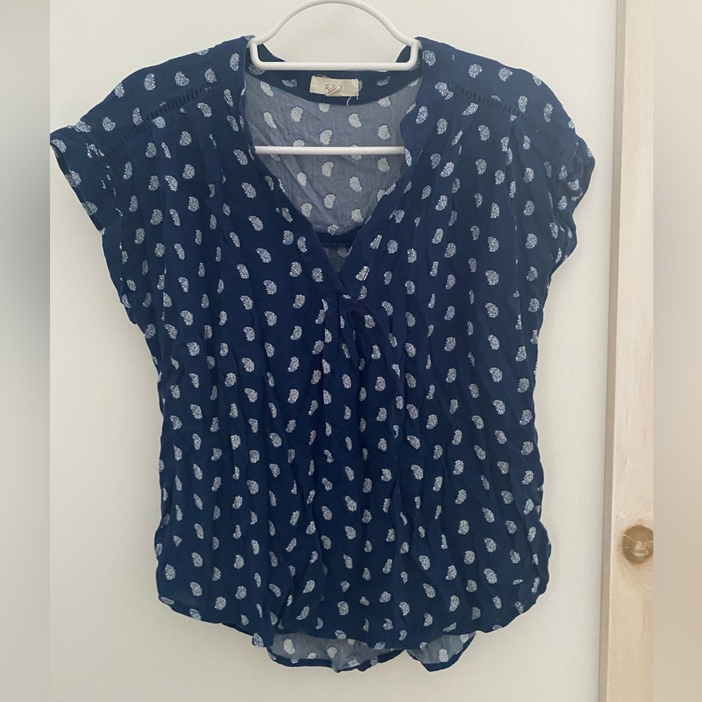 É Hanger M Navy Blue Paisley Top / Blouse Sz. L